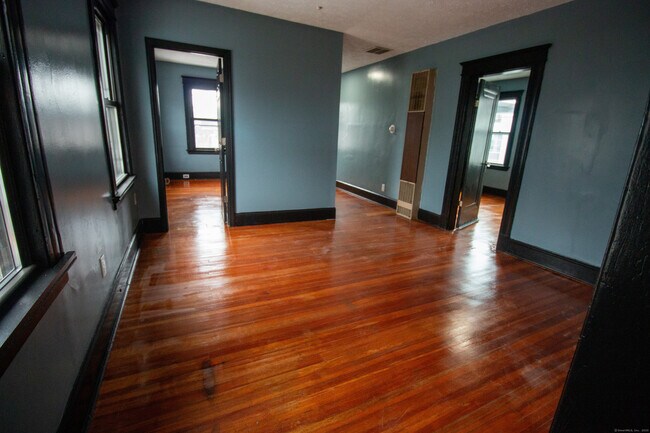 Primary Photo - 73 Lounsbury St