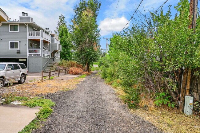 Building Photo - $2,490.95, 4 bed, 2.5 bath, located in Englewood