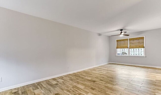 Building Photo - Charming Town Home Available August 12th.