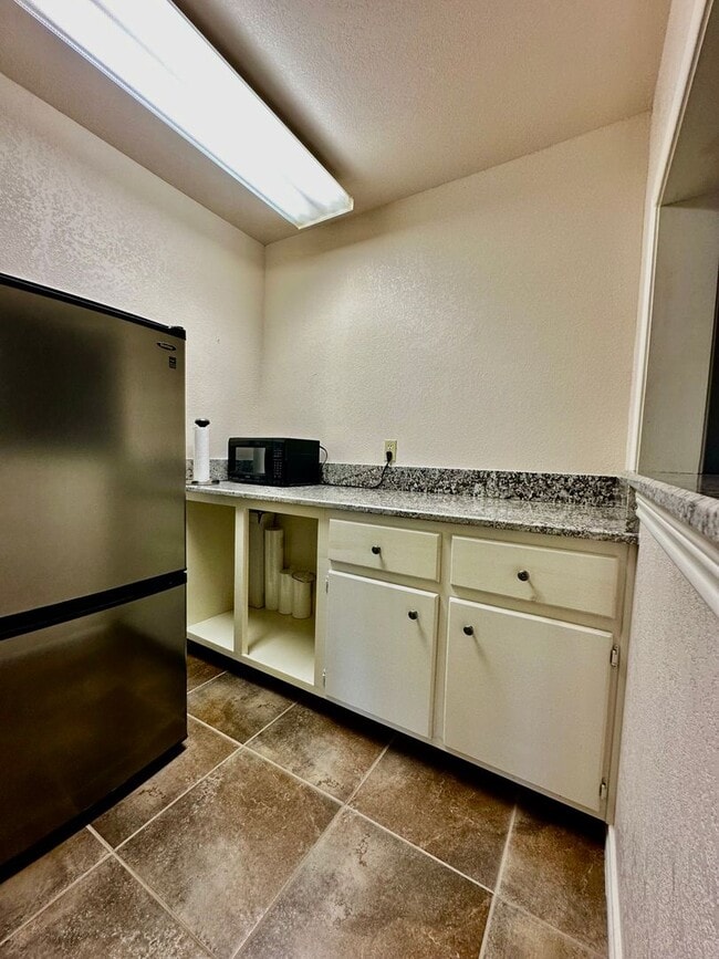 Building Photo - Furnished Riverside Home