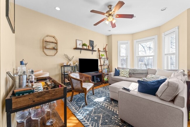 Building Photo - 470 E 6th St