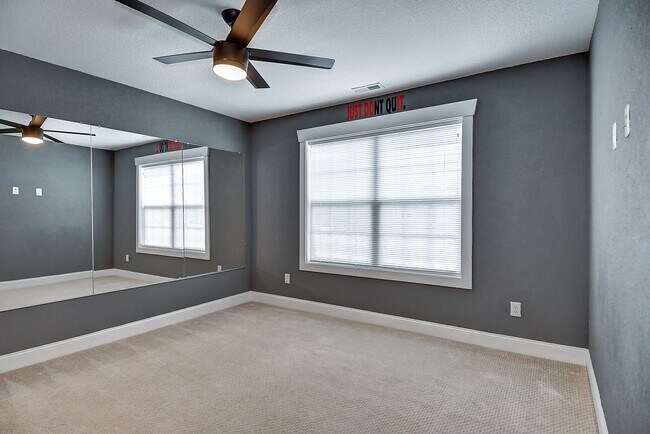 Building Photo - MOVE IN READY! GORGEOUS HOME IN CHESAPEAKE!
