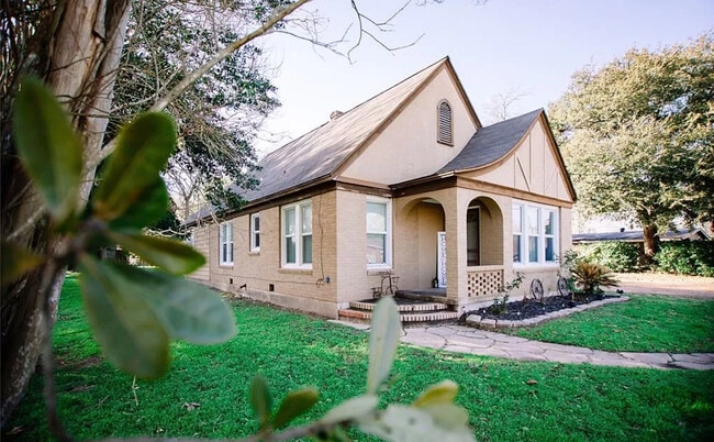 Primary Photo - 2002 Milam St