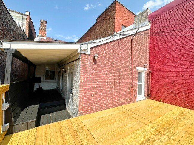 Building Photo - 2016 E Carson St