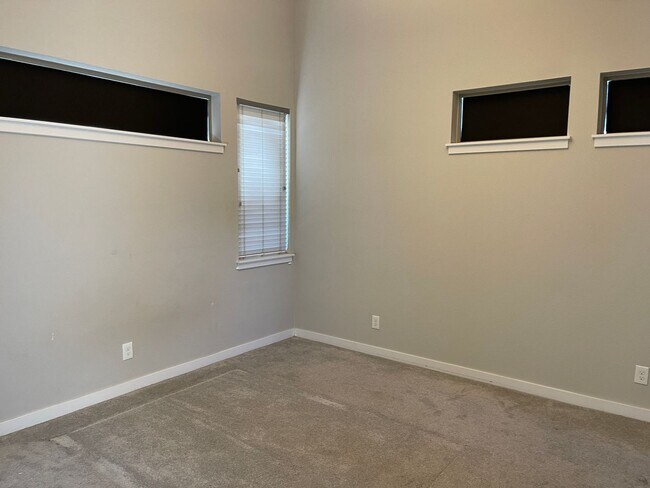 Building Photo - 5462 SE 57th Ave