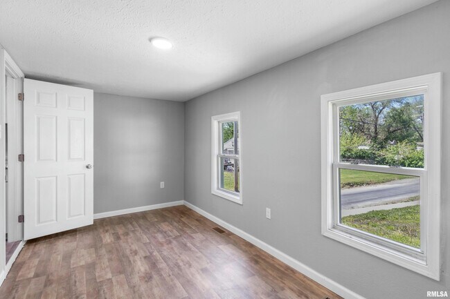 Building Photo - 1301 N Osburn Ave