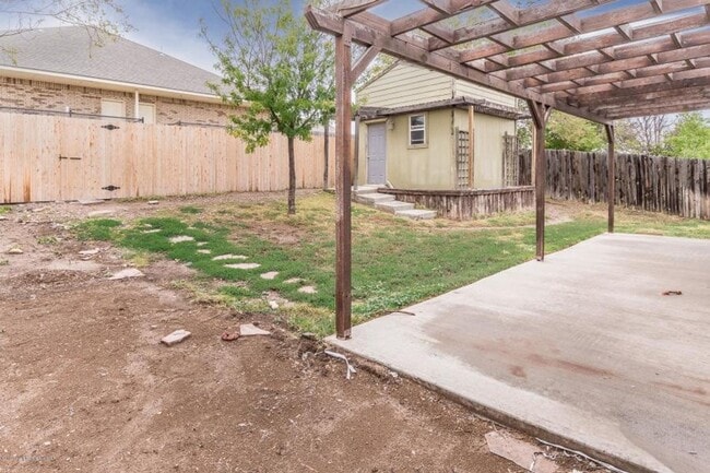 Building Photo - Located in Canyon TX Close to WT !!! 3/2/2 CH/A
