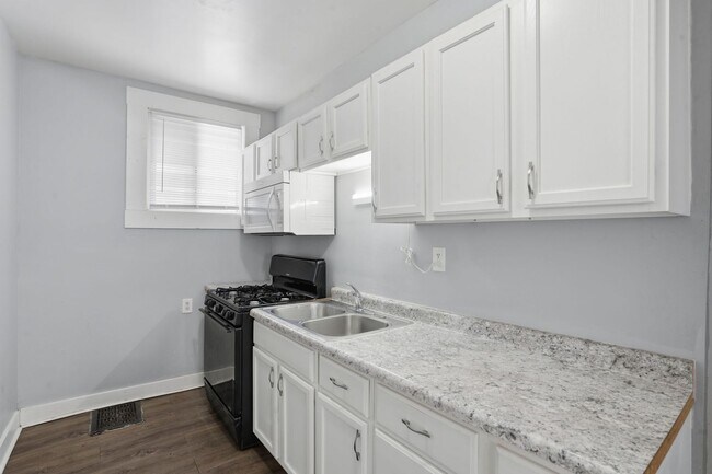 Building Photo - Spacious 4bed 2 bath home in Davenport