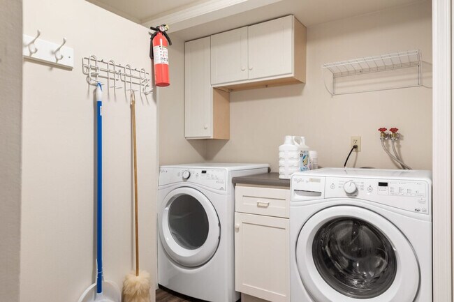 Building Photo - 901 Center St NE