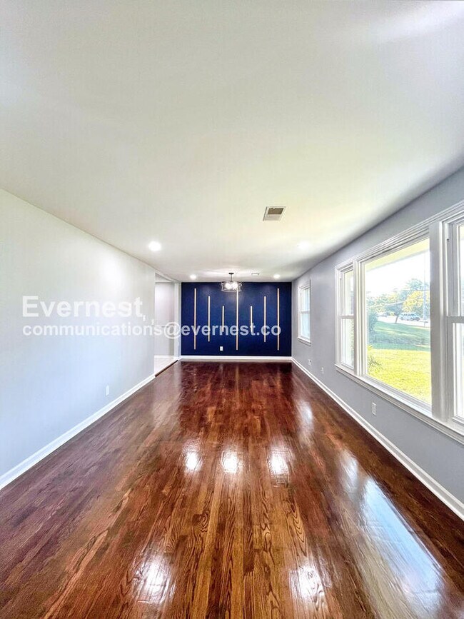 Building Photo - 3 Bed, 2 Bath with Attached Garage / Avail...