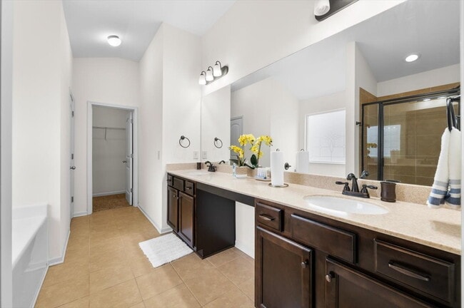 Building Photo - Furnished or Unfurnished spacious two story traditional conveniently located and ready now!