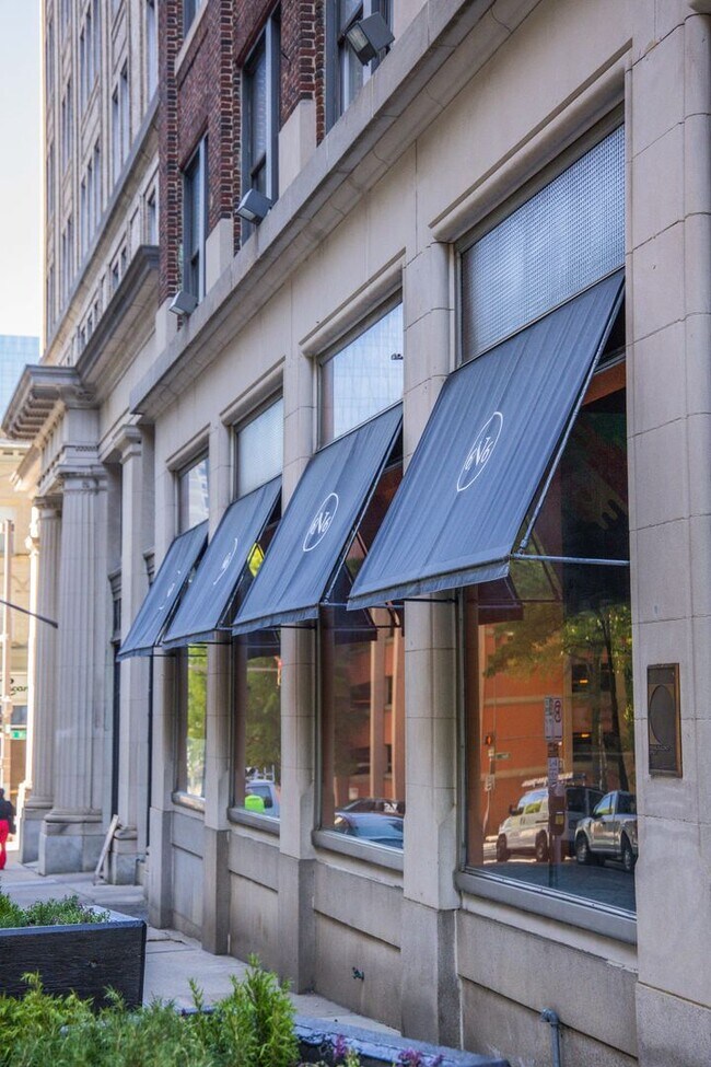 Building Photo - Luxury Two Bedroom Unit in  Downtown Business District