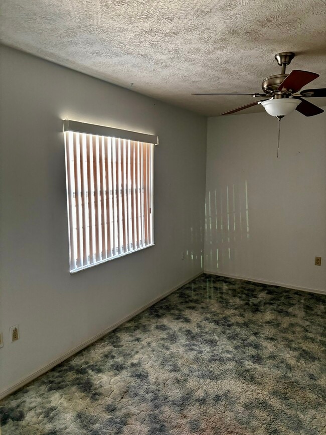 Building Photo - 1050 S Crystal Glen Dr