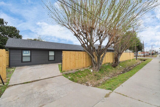 Building Photo - 262 1/2 De Boll St