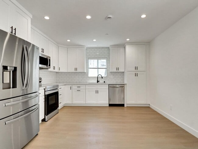 Building Photo - 644 Pier Ave