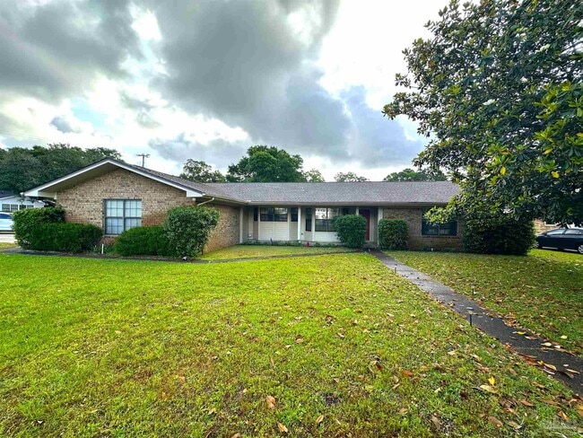 Primary Photo - 304 Arabian Dr