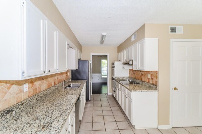 Building Photo - 7961 Elm Leaf Dr