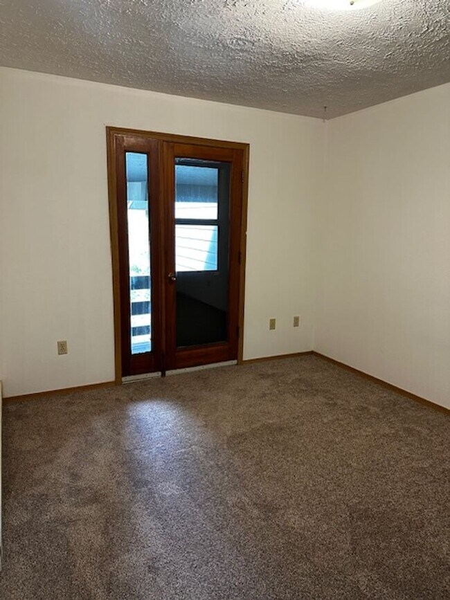 Building Photo - Fresh Paint and New Flooring!   Great loca...