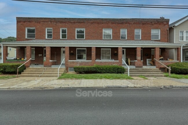 Primary Photo - 66 Dewey St