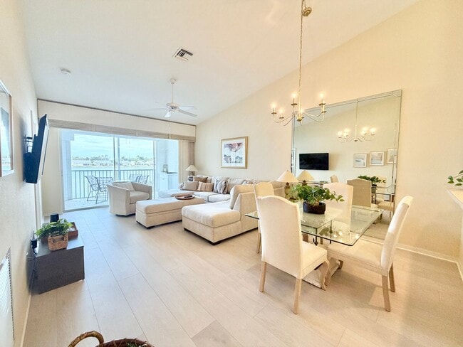 Building Photo - ** CROWN POINTE SHORES ** 2 BED + DEN / 2 BATH - GARAGE - TURNKEY FURNISHED - ANNUAL RENTAL