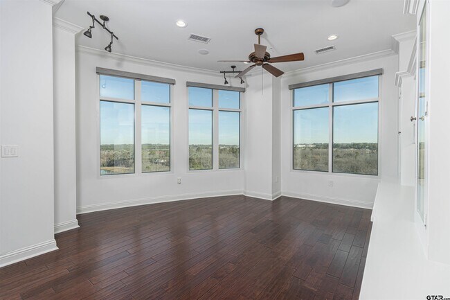 Building Photo - 2801 Wexford Dr
