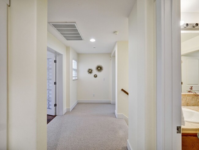 Building Photo - 12 Yew Ct