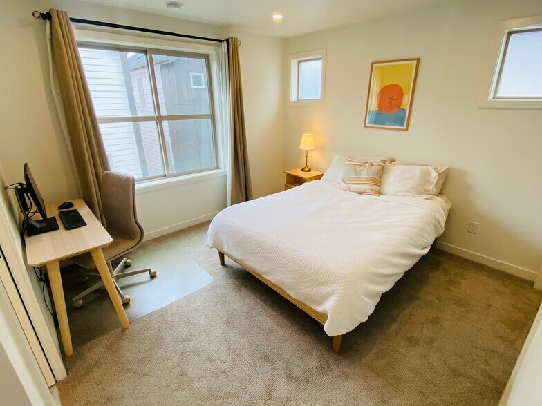 Building Photo - 3942 SE Gladstone St