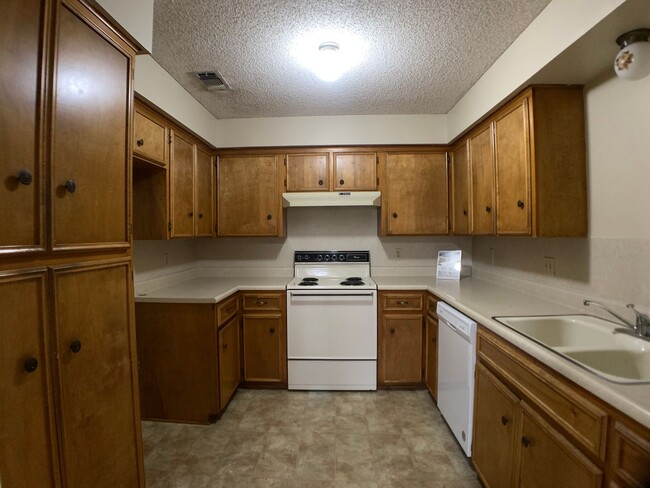 Building Photo - 2/2 Apartment on The Hill! Minutes from La...