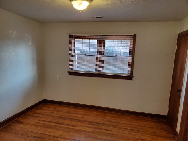 Building Photo - 900 E Myrtle St