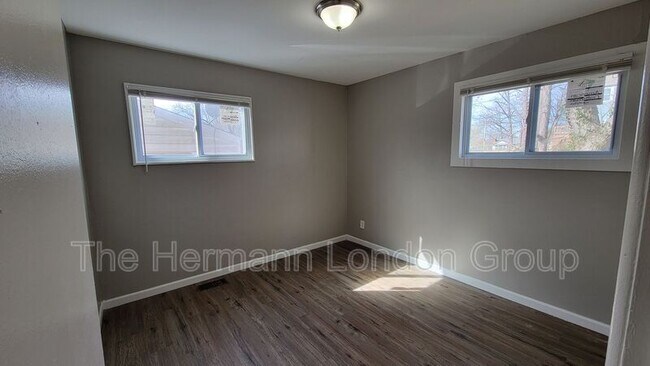 Building Photo - 227 Meadowcrest Dr