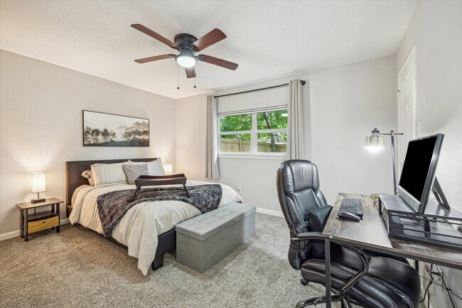 Building Photo - 5013 Valleyview Dr