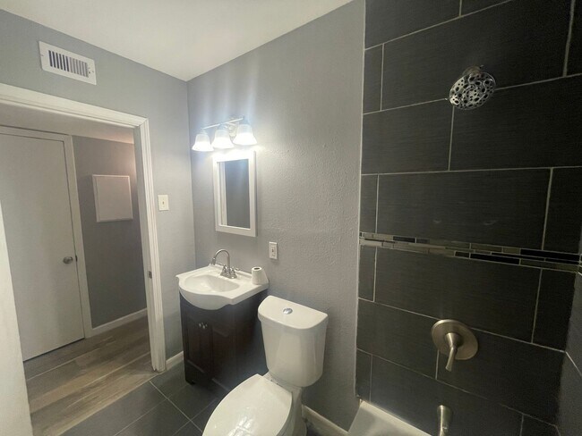 Building Photo - Woodlawn Estate – Updated 3 Bedroom Home f...
