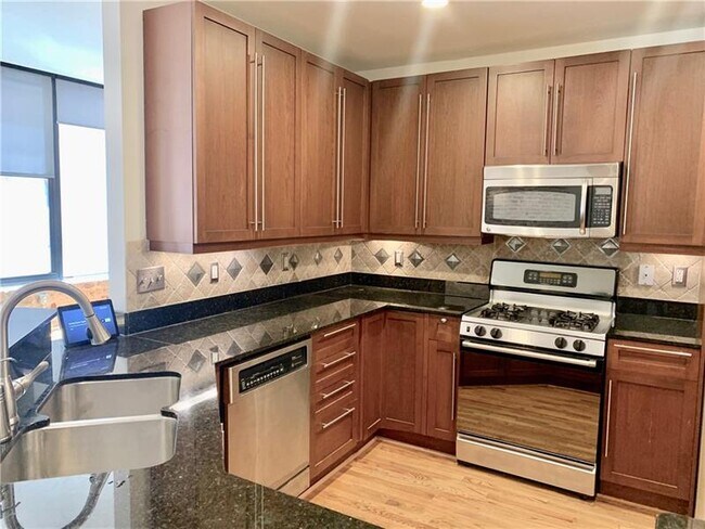 Building Photo - 90 Fairlie St NW