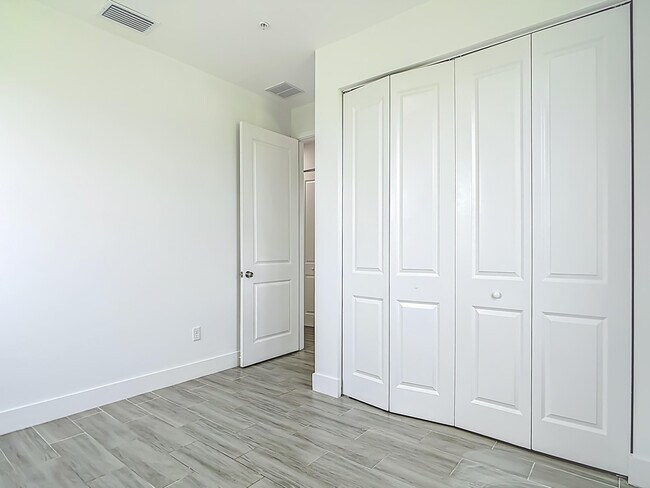 Building Photo - 260 West Dr