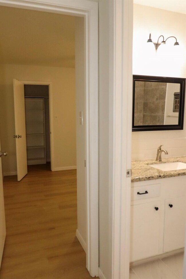 Building Photo - 109 Halo Dr