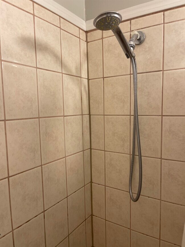 Building Photo - 4 Brook Rd