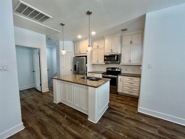 Building Photo - 312 Mission Ln