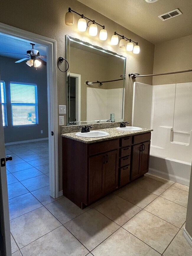 Building Photo - Townhome is the Eastside