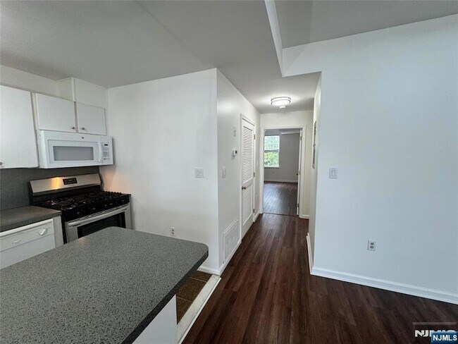 Building Photo - 225 Halladay St