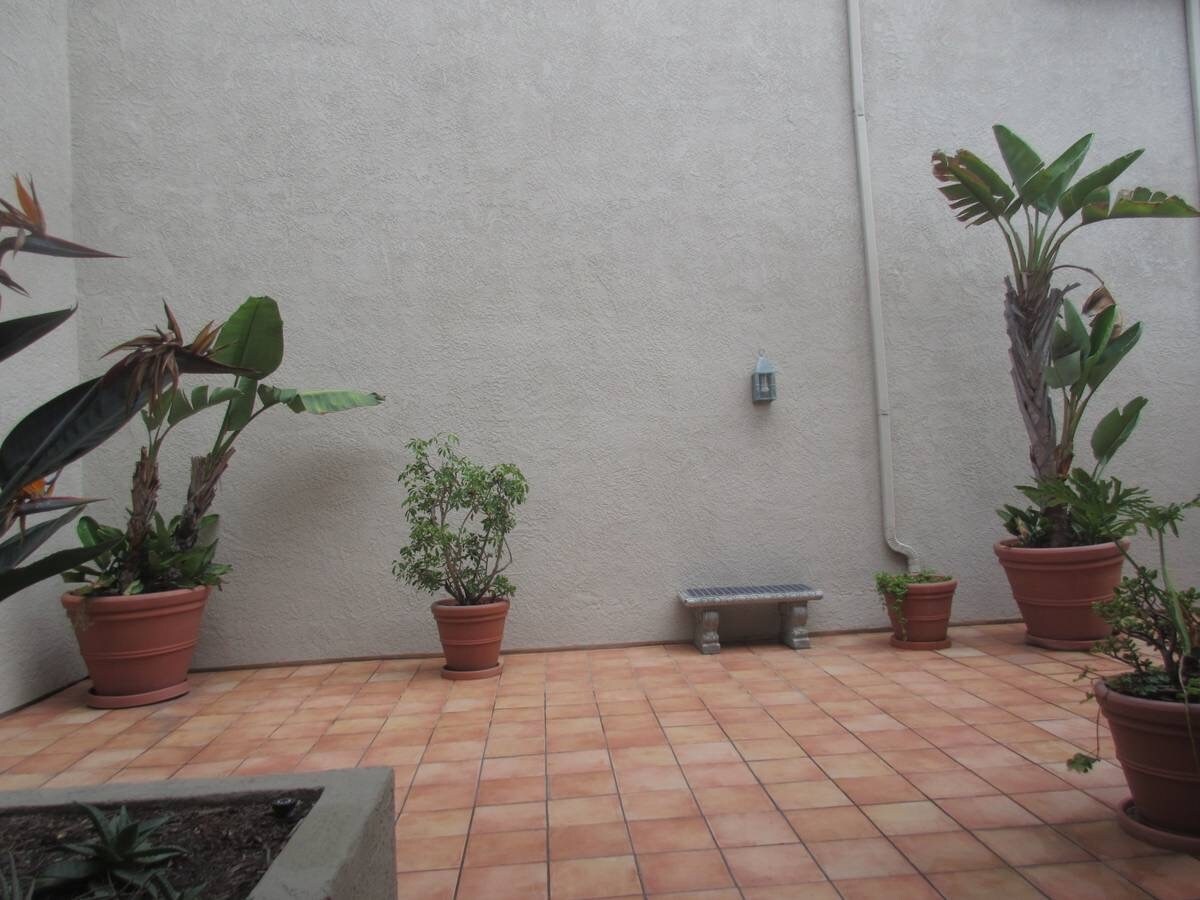 Quiet courtyard facing your FURNISHED Smoke/Pet-FREE VACATION condo - 1400 Pacific Coast Hwy