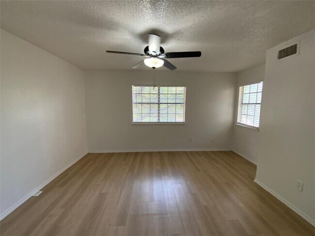 Building Photo - 9524 Woodvale Dr