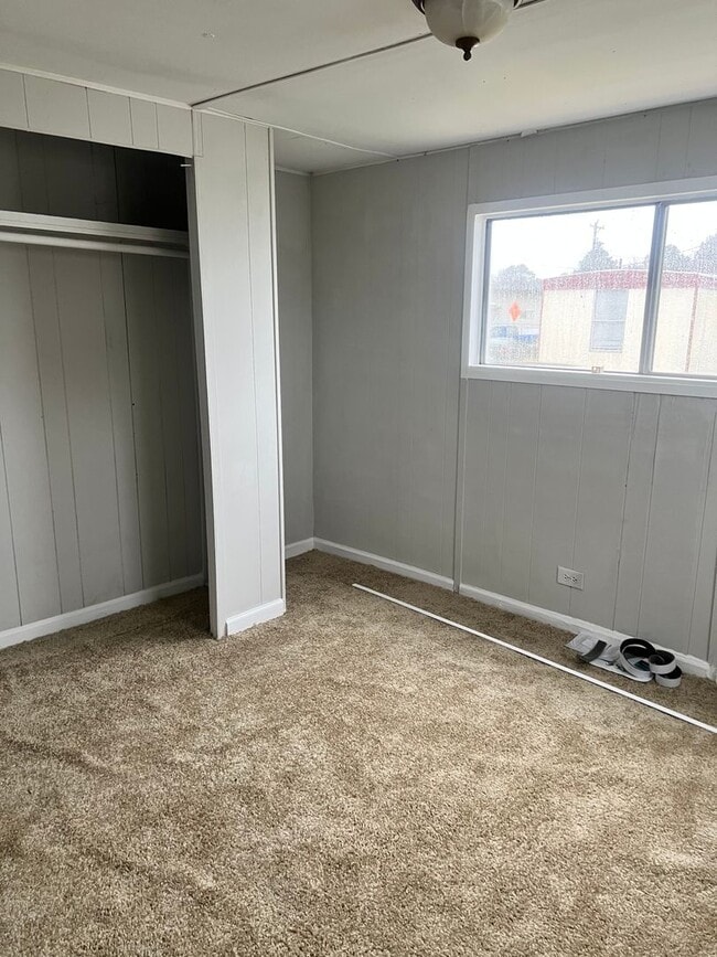 Building Photo - Two Bedroom One Bath Mobile Home