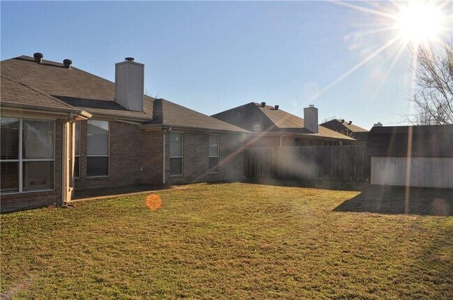 Building Photo - 1611 Windcastle Dr