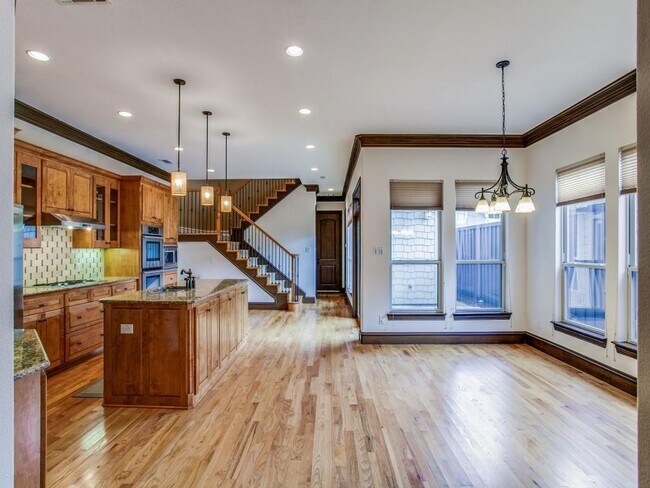 Building Photo - 3717 W Beverly Dr
