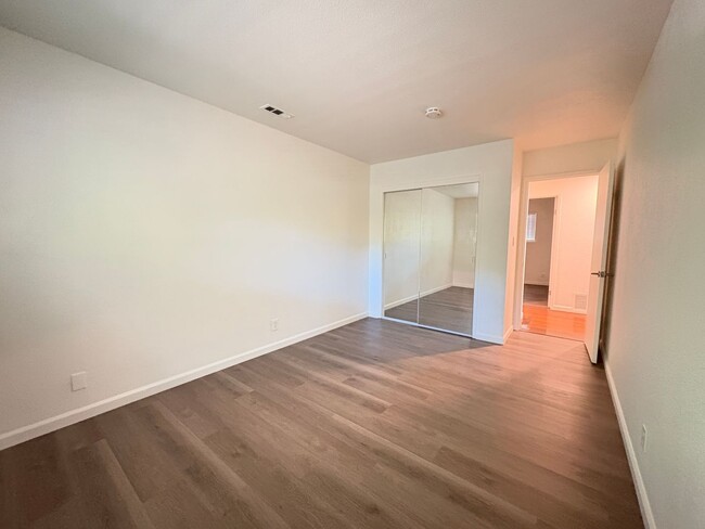 Building Photo - Beautiful 3 Bed, 2 Bath Home in a Desirabl...