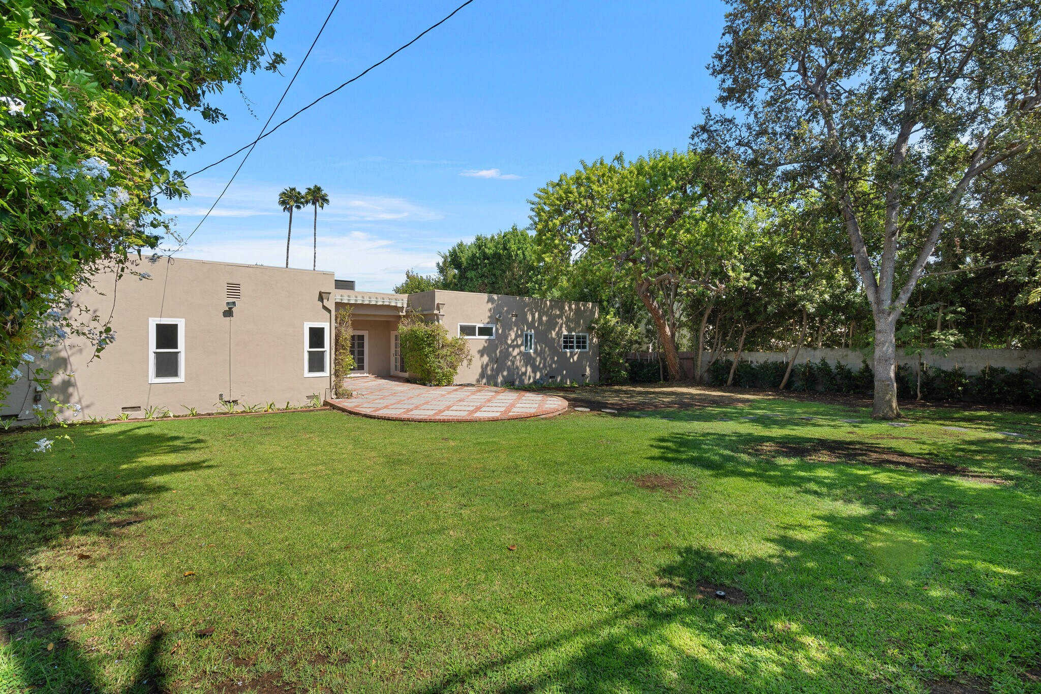 Building Photo - 519 N Rexford Dr