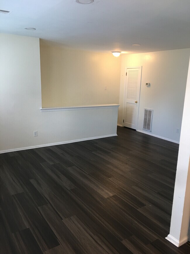 Building Photo - 13 Reliance Ct