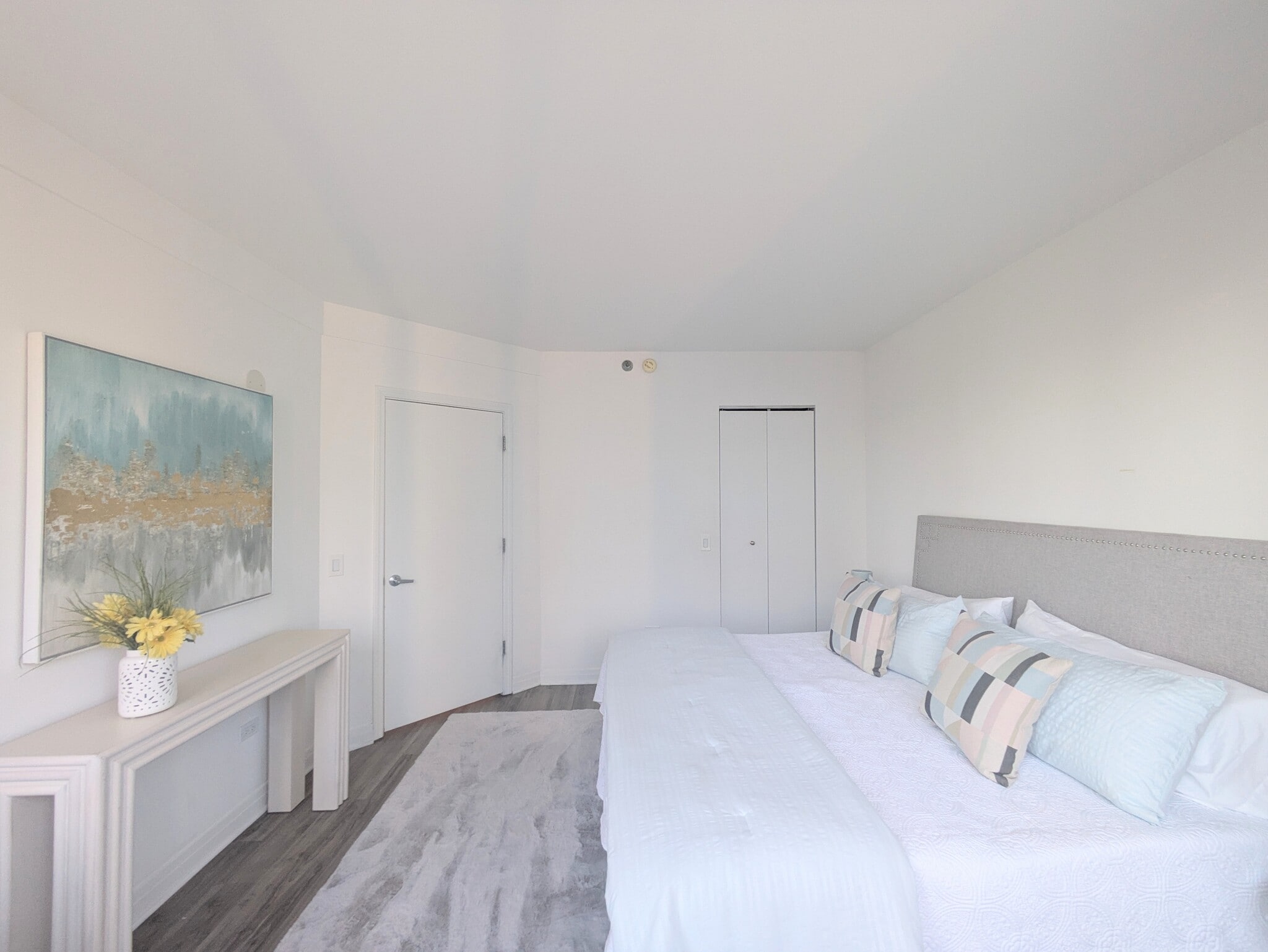 PHOTO IS OF A SIMILAR UNIT WITH SAME FLOOR PLAN. ACTUAL FINISHES MAY VARY - 33 W Ontario St