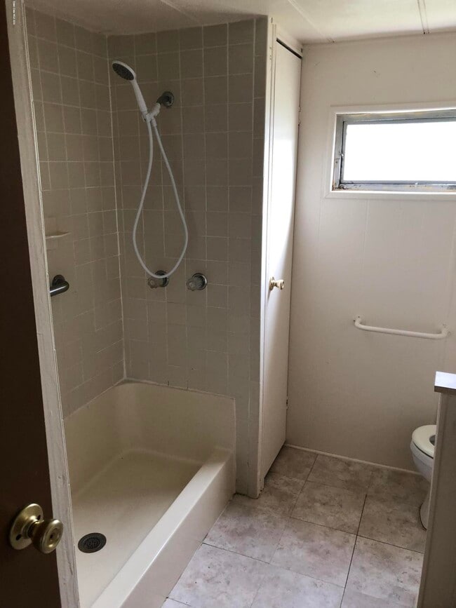 Building Photo - 215 Holiday Park Blvd NE