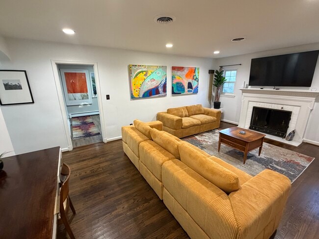 Building Photo - 7001 Coolridge Dr